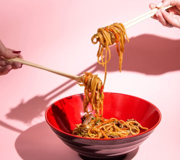 نودل تند و خوشمزه با طعم سریراچا