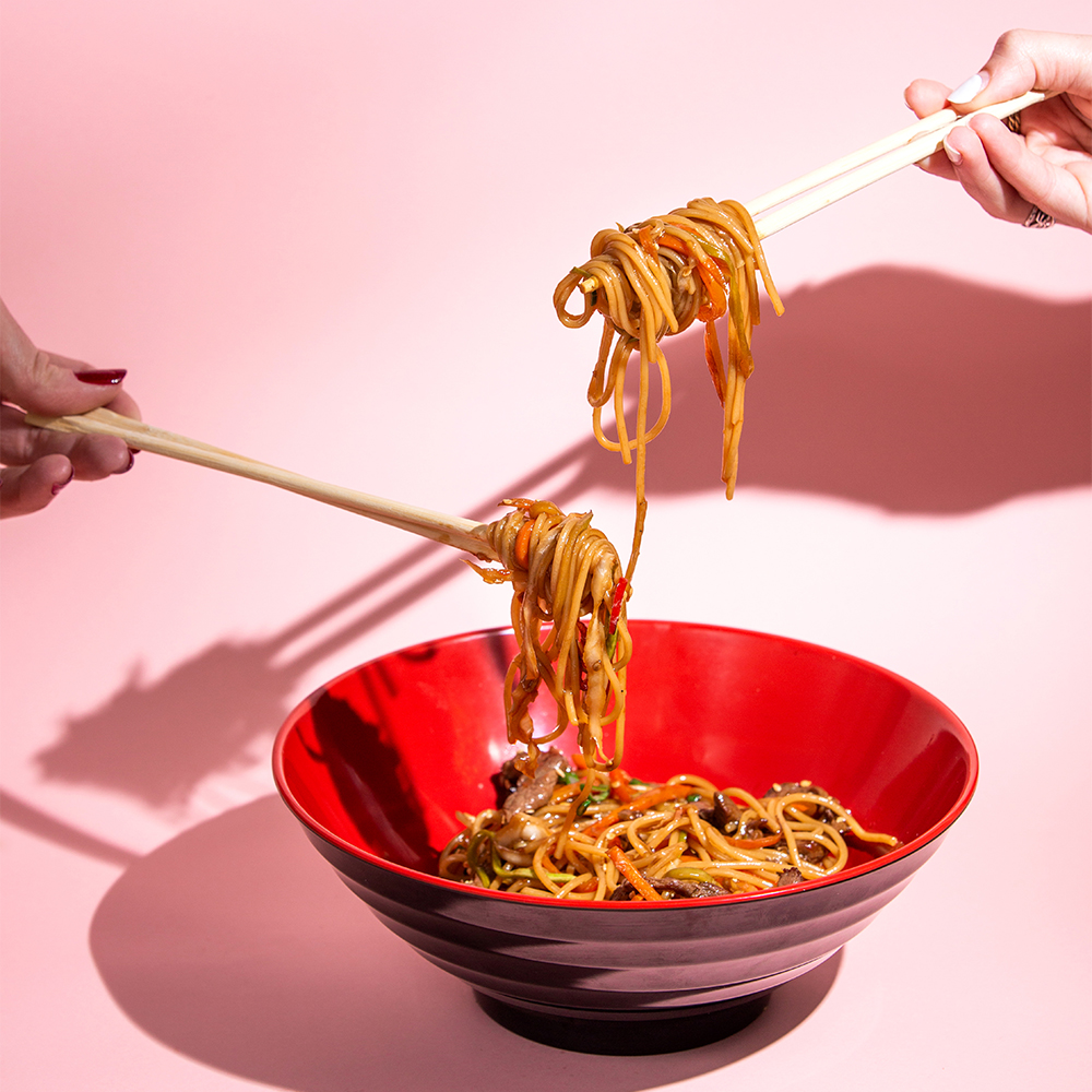 نودل تند و خوشمزه با طعم سریراچا